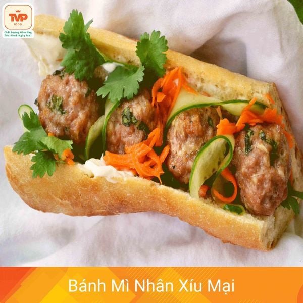 Bánh mì kẹp xíu mại cùng nước sốt cà chua đậm đà, một lựa chọn hấp dẫn trong các loại bánh mì