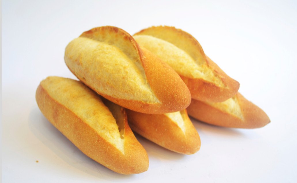 Bánh mì không nhân cắt lát, sẵn sàng để thưởng thức cùng nhiều món ăn khác