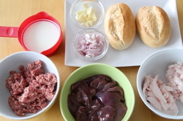 Bánh mì là một thành phần quan trọng của pa-tê gan heo