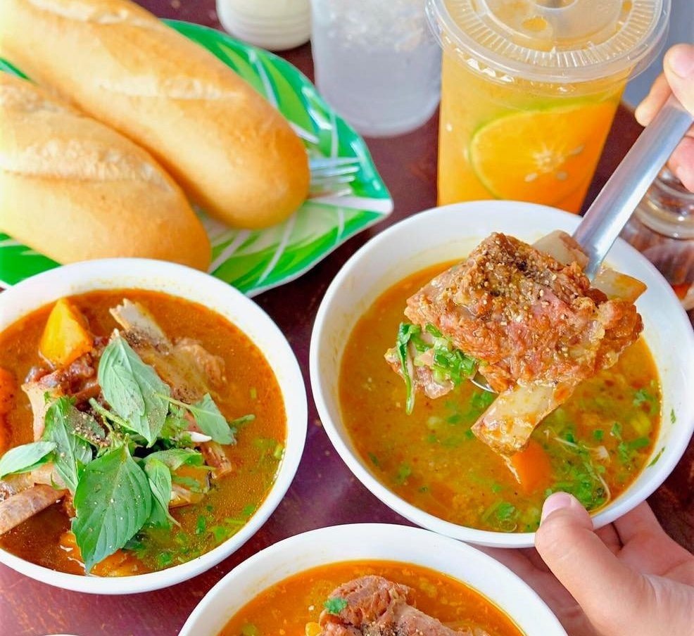 Bánh mì Lagu Quy Nhơn tại quán Bà Thơm 30 năm trứ danh