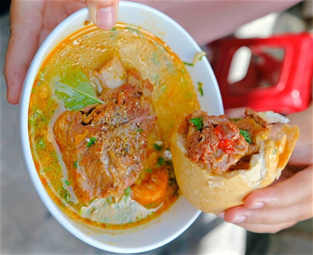 Bánh mì lagu tại quán Lagu mang hương vị thơm ngon, đậm đà, là sự kết hợp hoàn hảo giữa bánh mì giòn và nước lagu nóng hổi