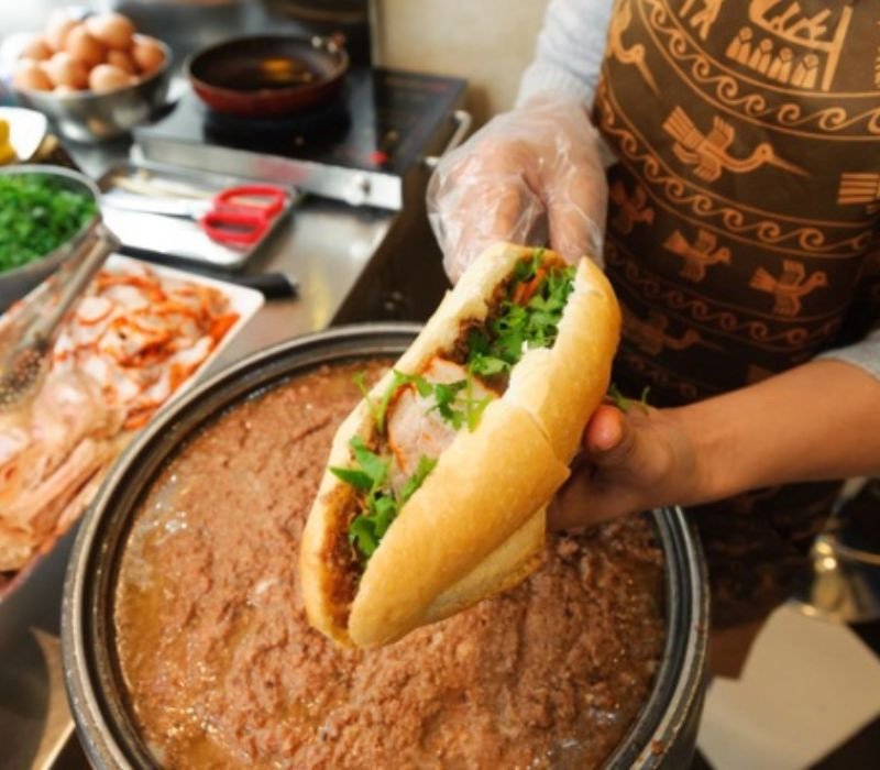 Bánh mì Lãn Ông với lớp pate béo ngậy, đậm đà của cửa hàng truyền thống