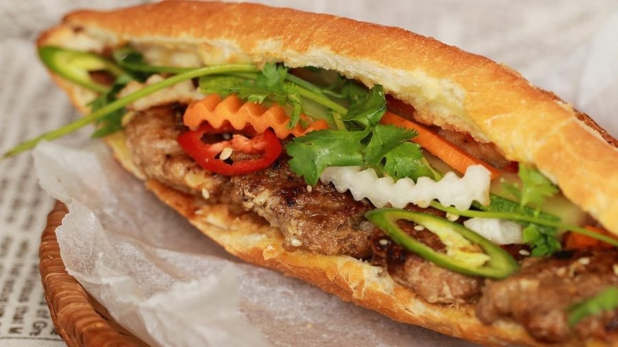 Bánh mì Lành, nổi bật với nhân xá xíu nướng than hoa và pa tê ẩm mượt đặc trưng