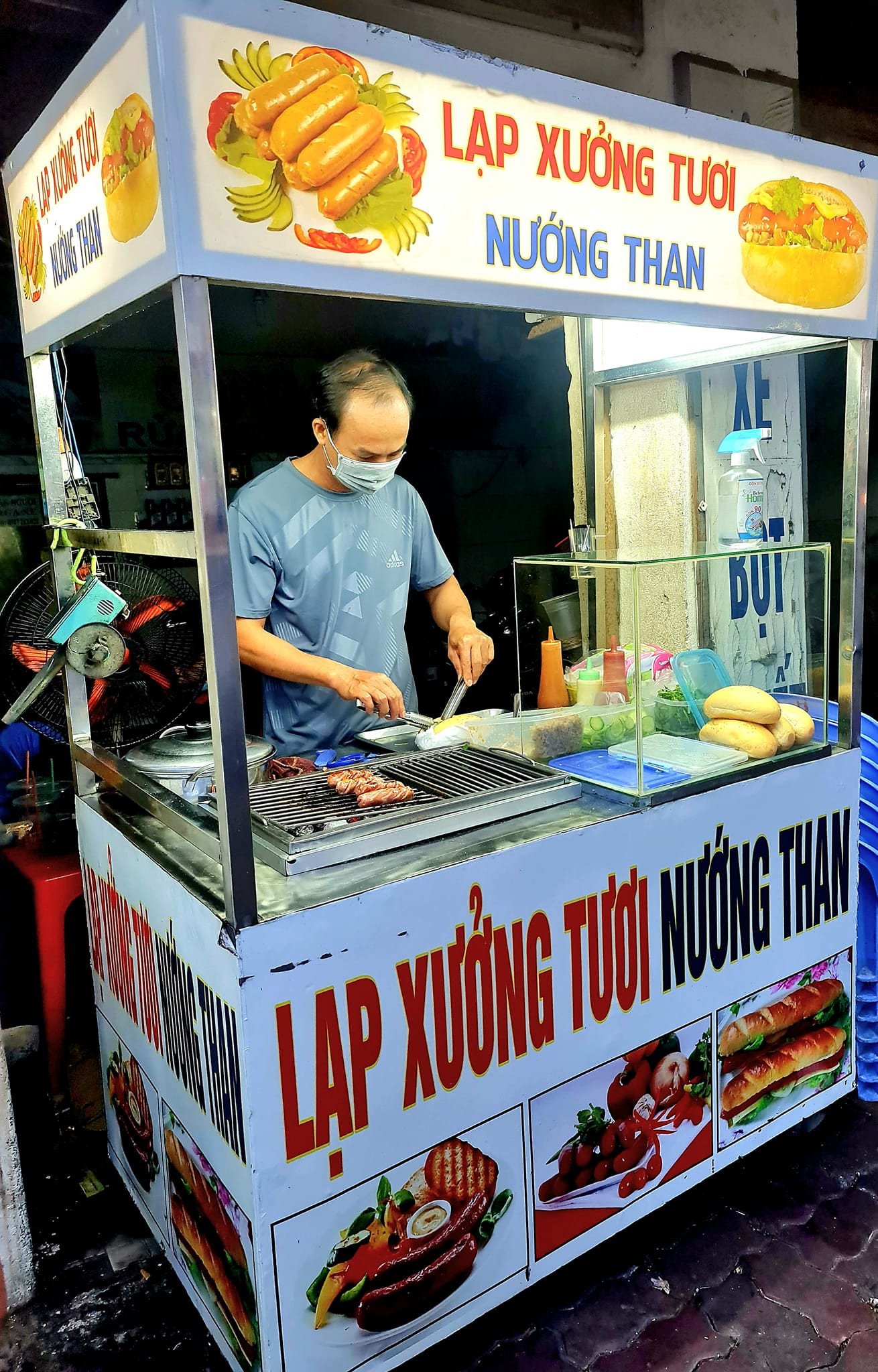 Bánh mì lạp xưởng tươi nướng than Vũng Tàu
