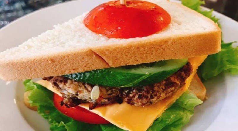 Bánh mì lát sandwich kẹp thịt băm tươi ngon