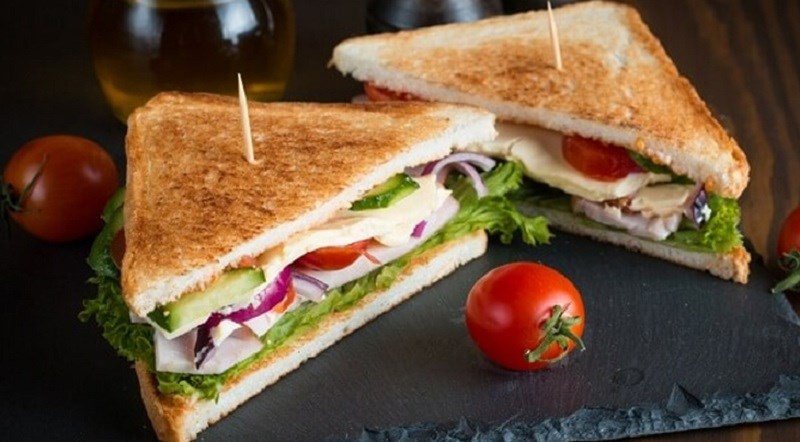 Bánh mì lát sandwich trứng rau trộn đầy màu sắc