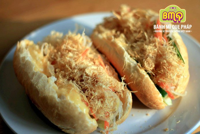 Bánh mì Liễu tại quận 6 với đa dạng nhân như chả, xíu mại, mang đến bữa ăn sáng ngon miệng.