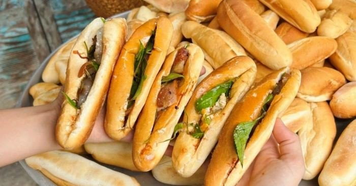 Bánh mì lò củi Thuận Hưng giòn thơm, hương vị truyền thống của bánh mì Huế