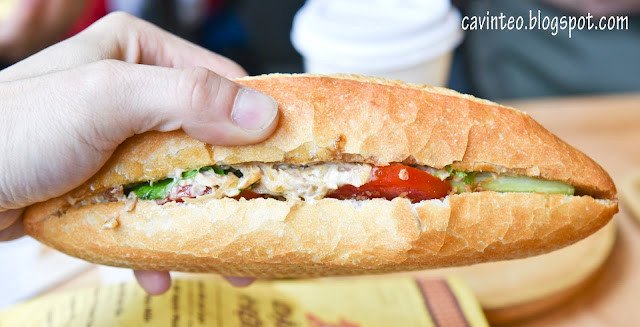 Bánh mì Long Hội truyền thống với nhân cá ngừ