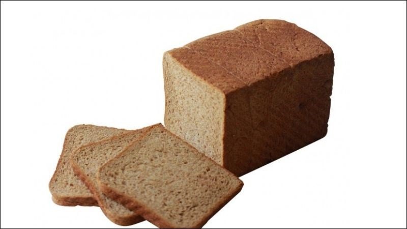 Bánh mì lúa mạch với hạt ngũ cốc, minh họa khả năng giảm thèm ăn và hấp thụ đường
