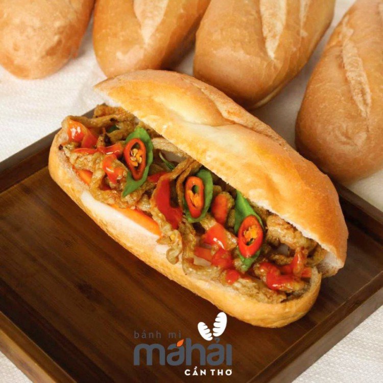 Bánh mì Má Hải với đặc trưng chả cá nóng hổi và đa dạng topping