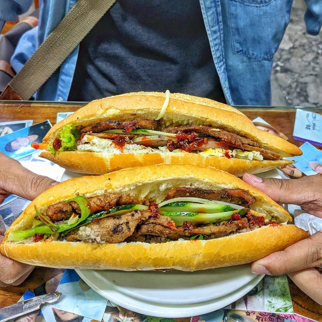 Bánh mì Madam Khanh Hội An với phần nhân đầy đặn, đa dạng và hấp dẫn