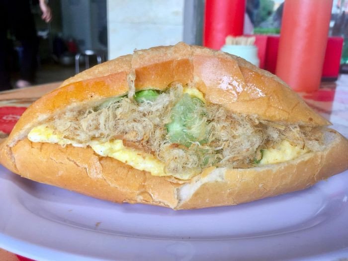 Bánh mì Mây Thanh Hóa nhân bò nướng và trứng muối béo ngậy