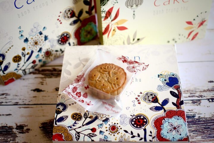 Bánh mì mè đen Hàn Quốc với mè đen rang thơm lừng