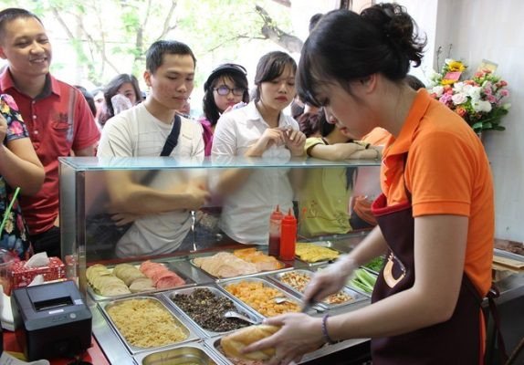 Bánh mì Minh Nhật với lớp vỏ giòn rụm và nhân đậm đà hương vị