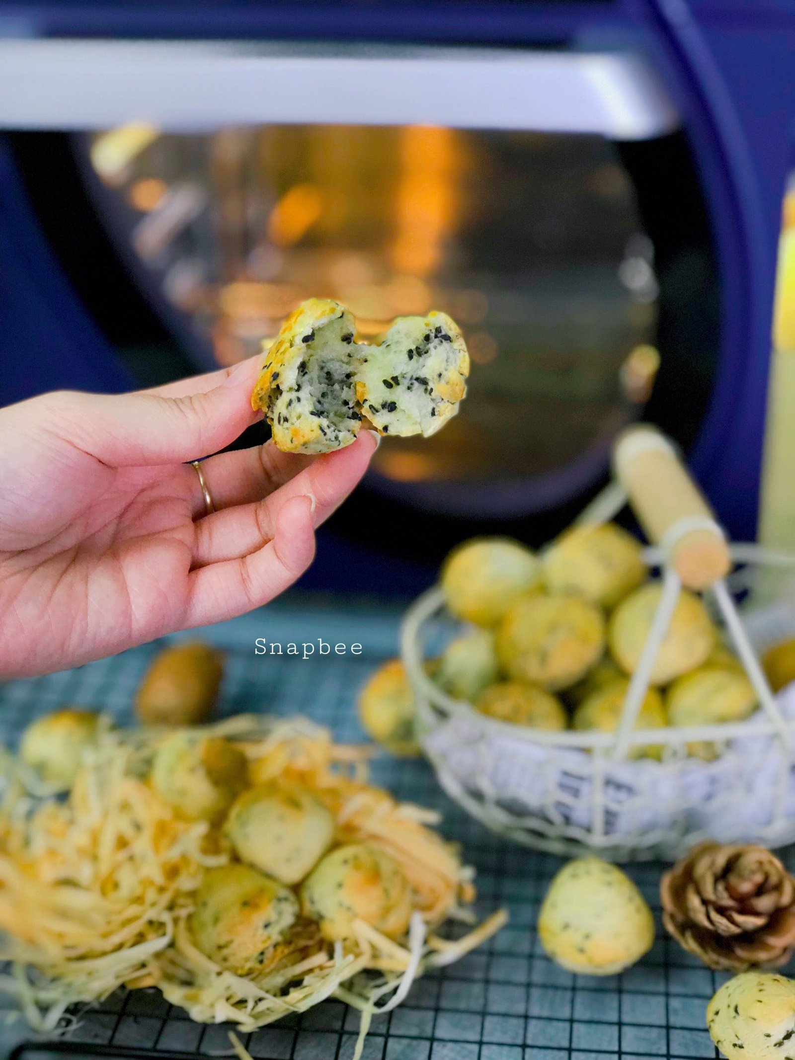 Bánh mì mochi mè đen vàng ươm sau khi nướng giòn rụm