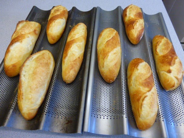 Bánh mì mới ra lò đang được làm nguội trên giá