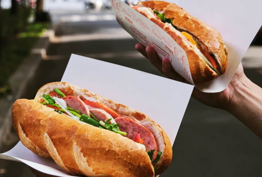 Bánh mì - món ăn đường phố nổi tiếng nhất của Việt Nam, đặc biệt là ở Sài Gòn