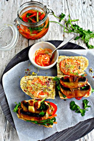 Bánh mì nấm chay với rau củ muối chua, một phiên bản banh mi 25 photos ngon miệng.