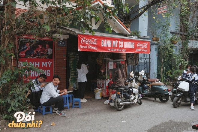 Bánh mì nem khoai cô Hương tại Đặng Văn Ngữ, Hà Nội