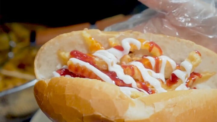 Bánh mì nem khoai vàng giòn hấp dẫn, món ăn đường phố Sài Gòn