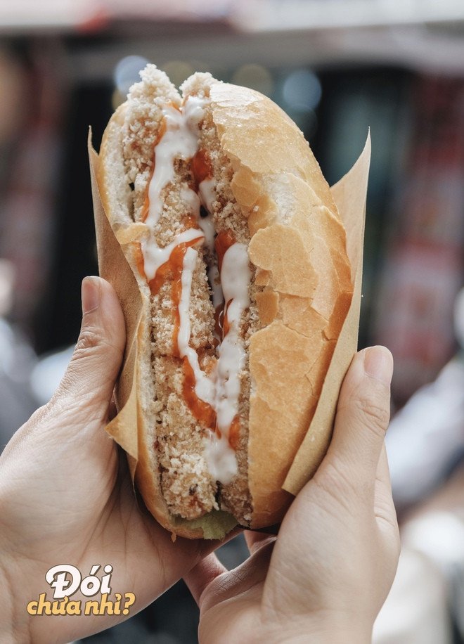 Bánh mì nem khoai với nhiều nước sốt hấp dẫn