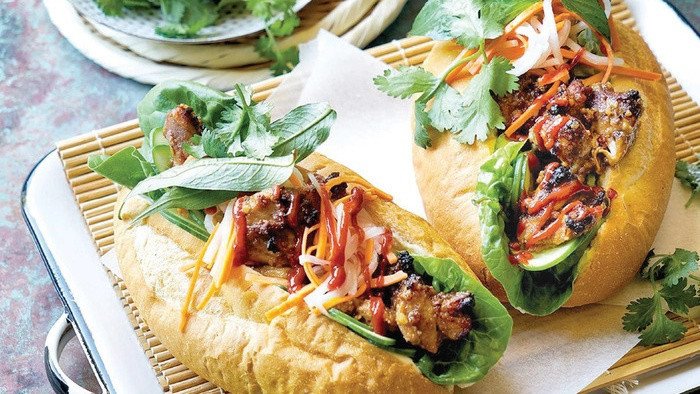 Bánh mì nem nướng cùng rau củ ngâm giúp bổ sung chất xơ