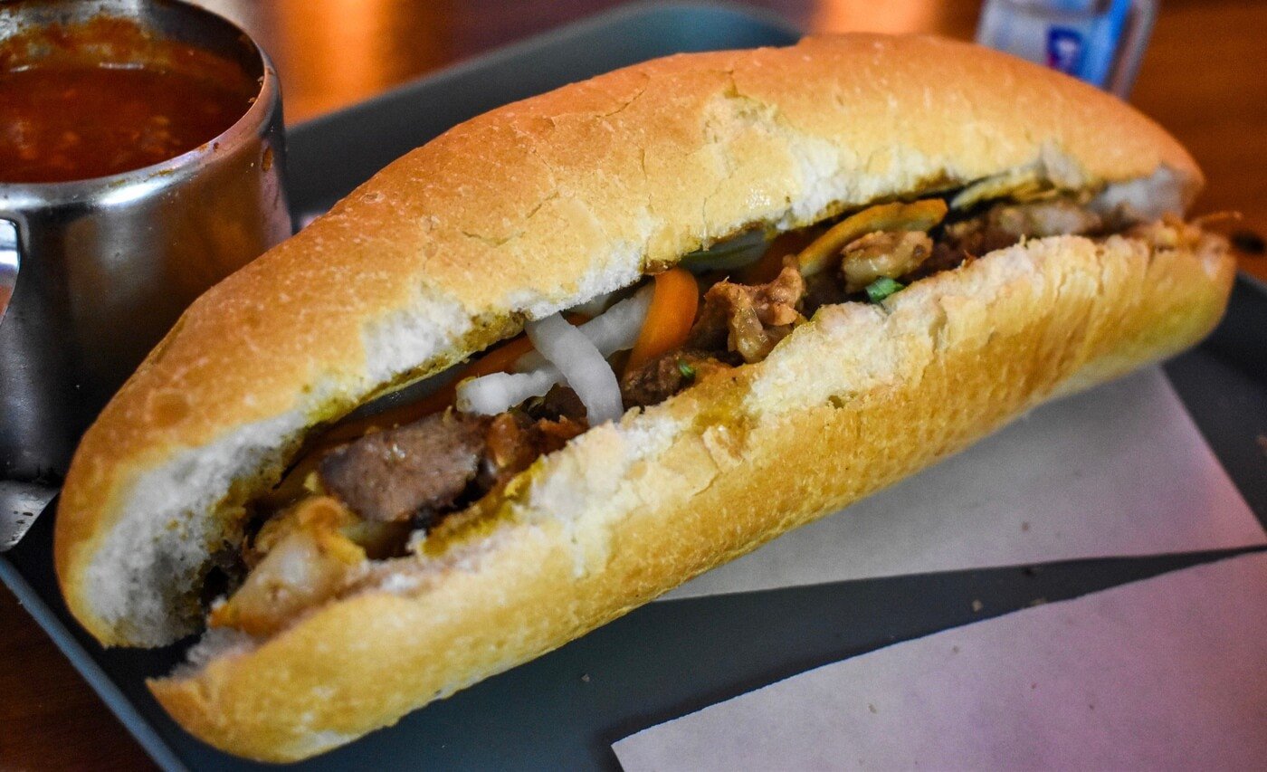 Bánh mì Ngọc Thuốc với nhân thịt gà và heo