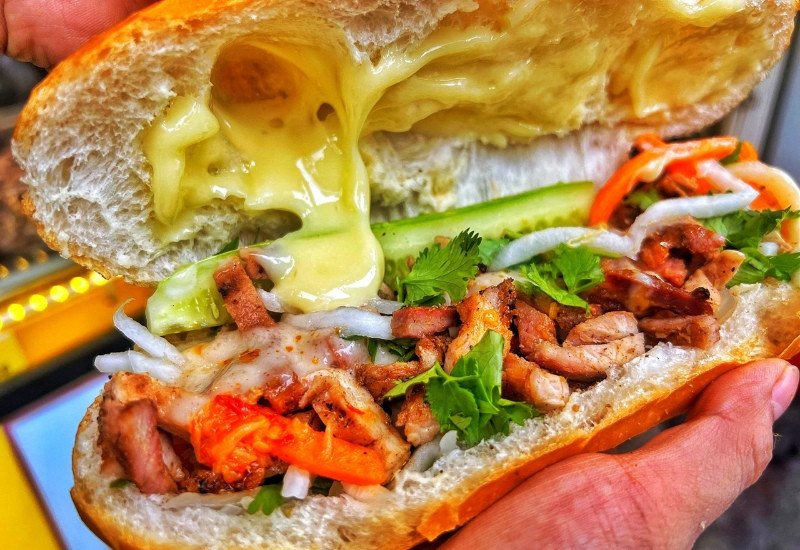 Bánh mì ngon nhất Sài Gòn - Bánh mì Chim Chạy đầy hấp dẫn với các thành phần đơn giản