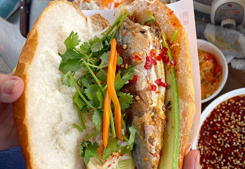 Bánh mì ngon nhất Sài Gòn - Bánh mì Dì Oanh với nước chấm "thần thánh"