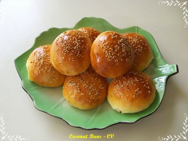 Bánh mì ngọt nhân dừa với lớp vỏ vàng ươm, ruột mềm và nhân dừa thơm béo.