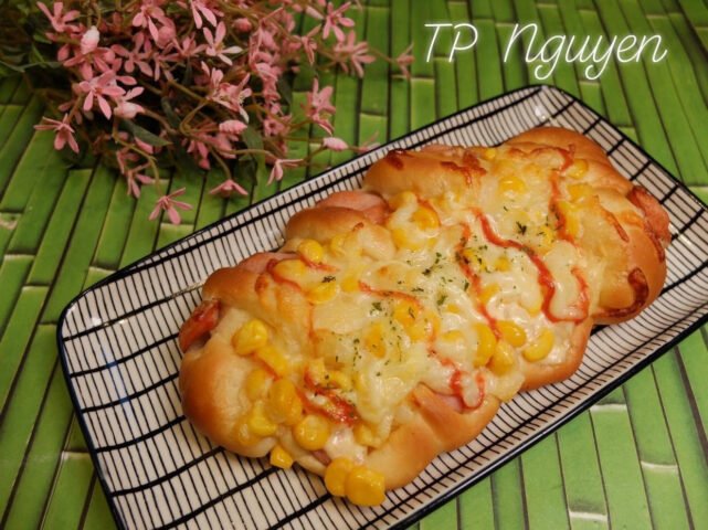 Bánh mì ngọt xúc xích vàng óng, thơm lừng trên khay nướng