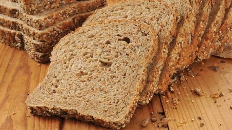 Bánh mì nguyên cám cắt lát, minh họa lựa chọn ít calo hơn bánh mì trắng