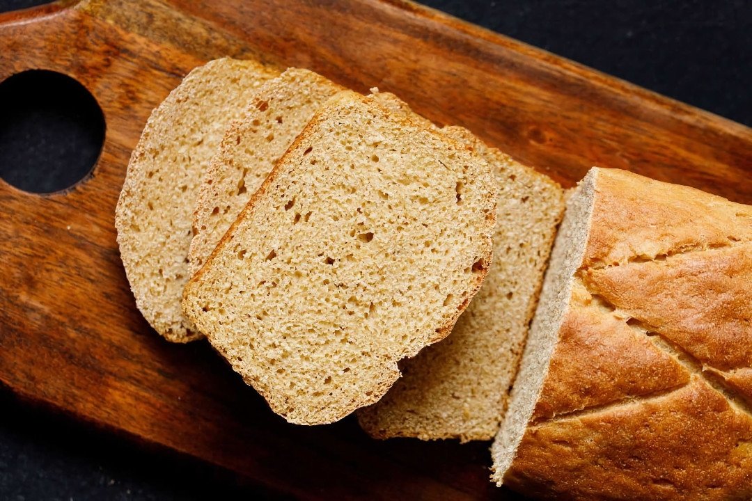 Bánh mì nguyên cám cắt lát trên thớt gỗ