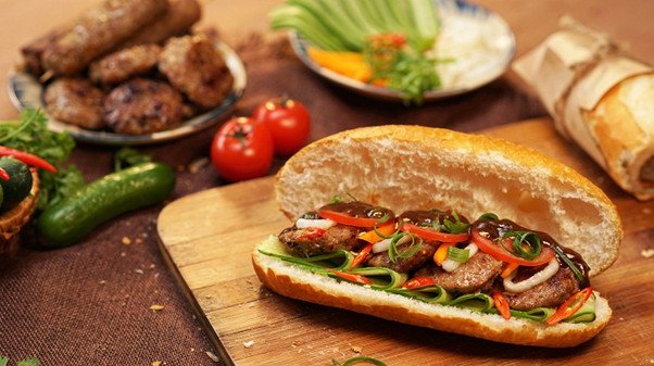 Bánh mì nguyên hạt thái lát sẵn sàng cho bữa ăn lành mạnh