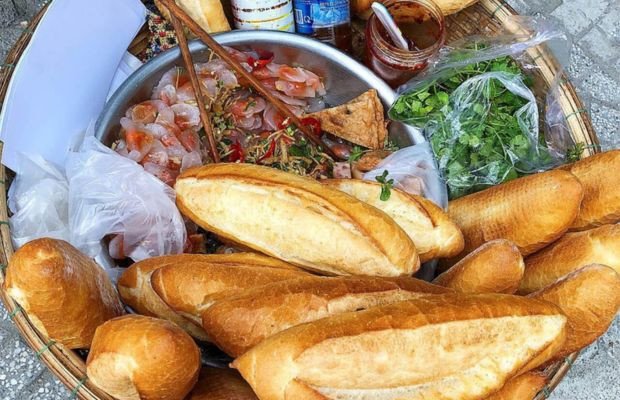 Bánh mì nhân bột lọc Huế, một sự kết hợp ẩm thực độc đáo