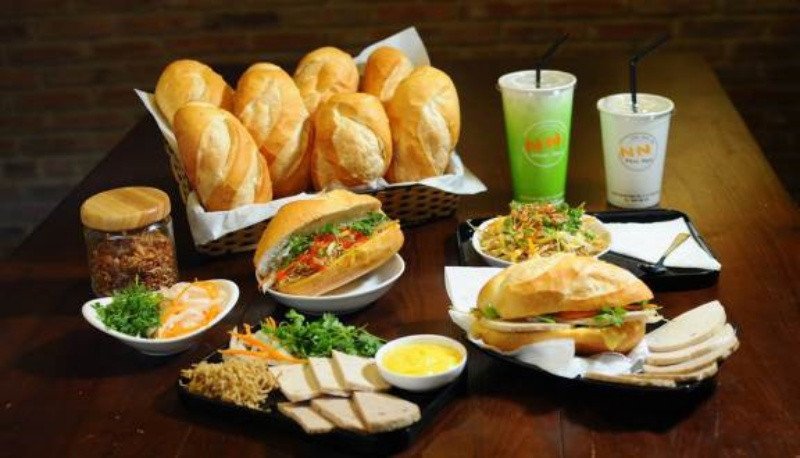 Bánh mì Nhân Ngãi quán với nhân gà hấp dẫn