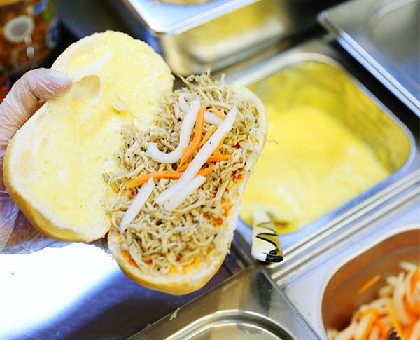 Bánh mì Nhân Ngãi với sợi gà xé đặc trưng