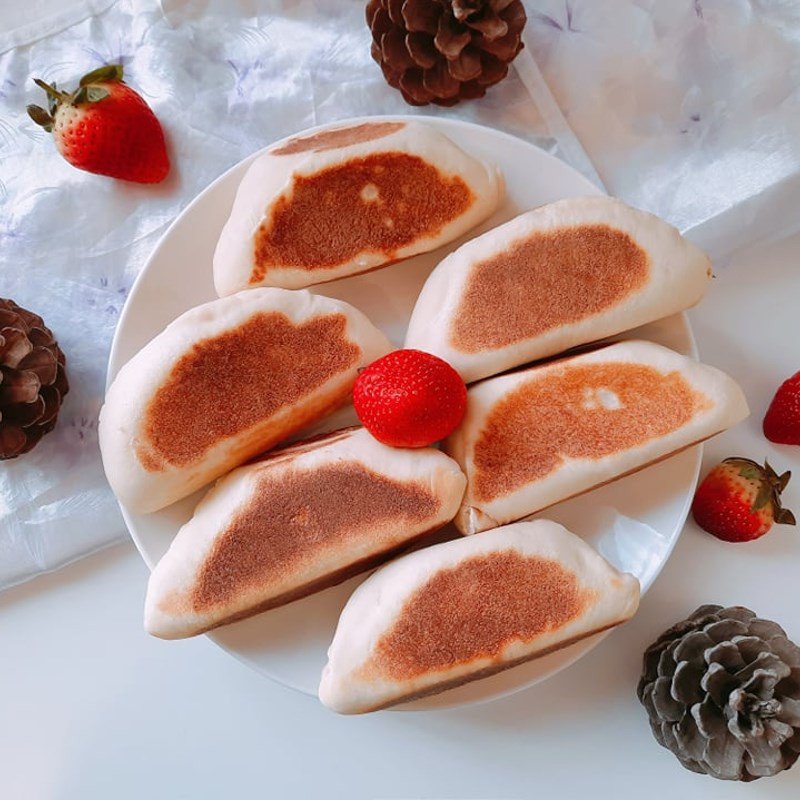 Bánh mì nhân socola chảy với lớp kem cacao béo ngậy sau khi nướng