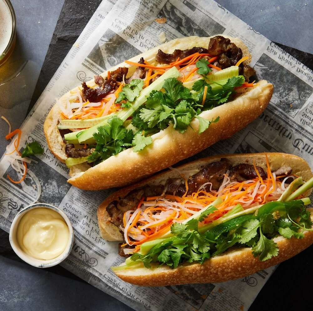 Bánh mì nóng hổi tại quán ở Đâu với hương thơm quyến rũ và vị ngon khó cưỡng, là lựa chọn lý tưởng cho những ai yêu thích sự tươi ngon