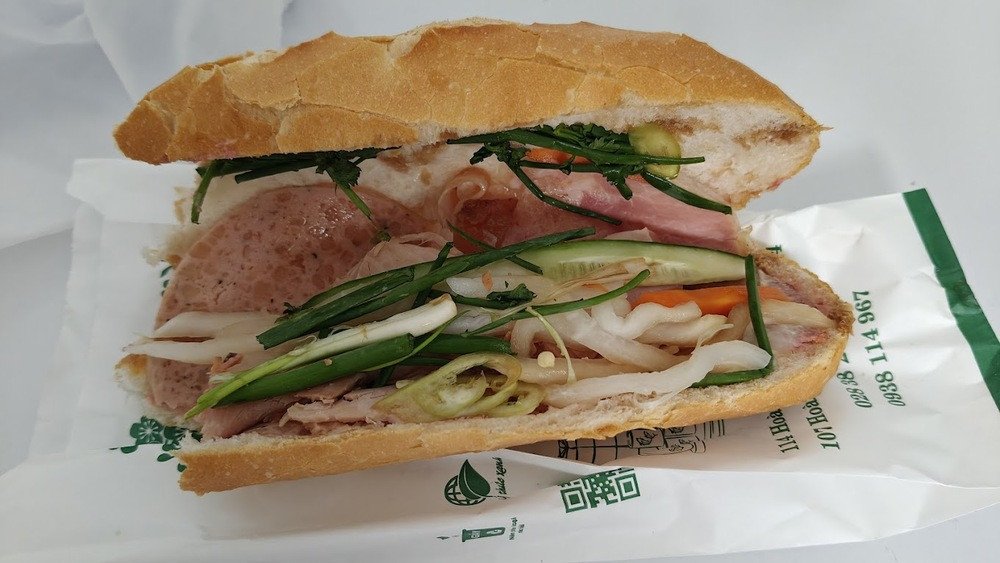 Bánh mì nóng hổi với thịt nguội, pate và rau củ tươi xanh giòn rụm, chuẩn vị Sài Gòn