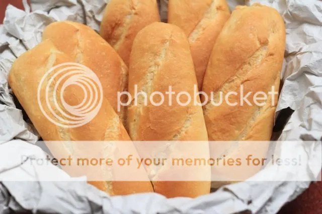 Bánh mì nóng hổi vừa ra lò với lớp vỏ vàng ươm, giòn rụm và những vết nứt đặc trưng.