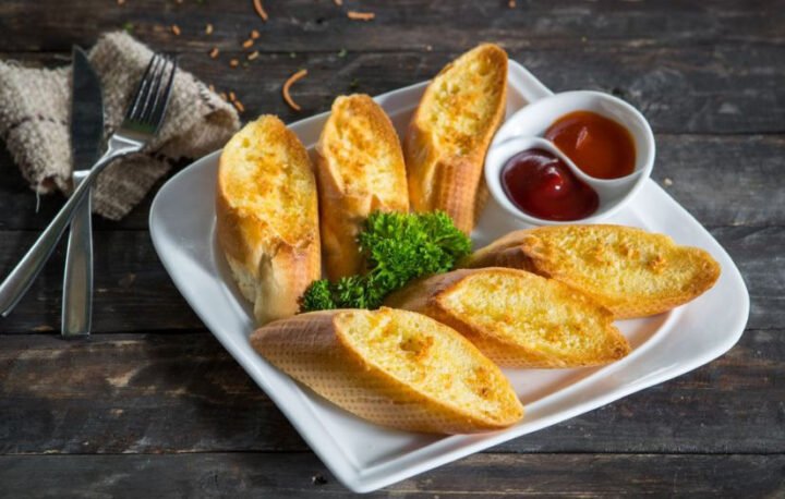 Bánh mì nướng bơ mật ong giòn rụm, vàng ươm sau khi ra khỏi nồi chiên không dầu