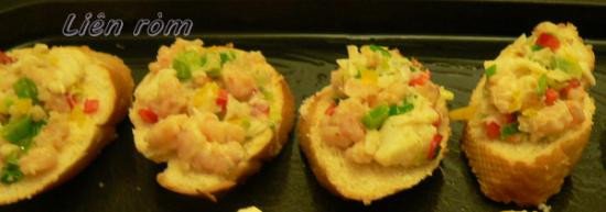 Bánh mì nướng hải sản đã phết nhân chuẩn bị cho vào lò nướng