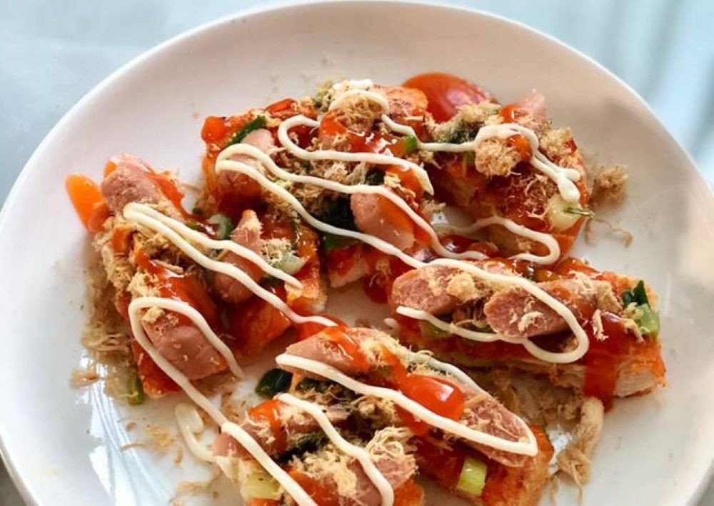 Bánh mì nướng muối ớt là món ăn đường phố phổ biến ở Sài Gòn