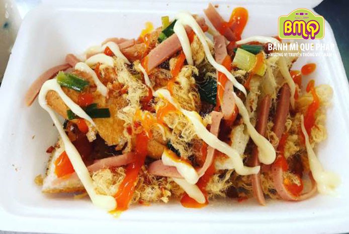 Bánh mì nướng muối ớt Lê Quang Sung giòn rụm với chà bông và tép sấy, một đặc sản của bánh mì quận 6.