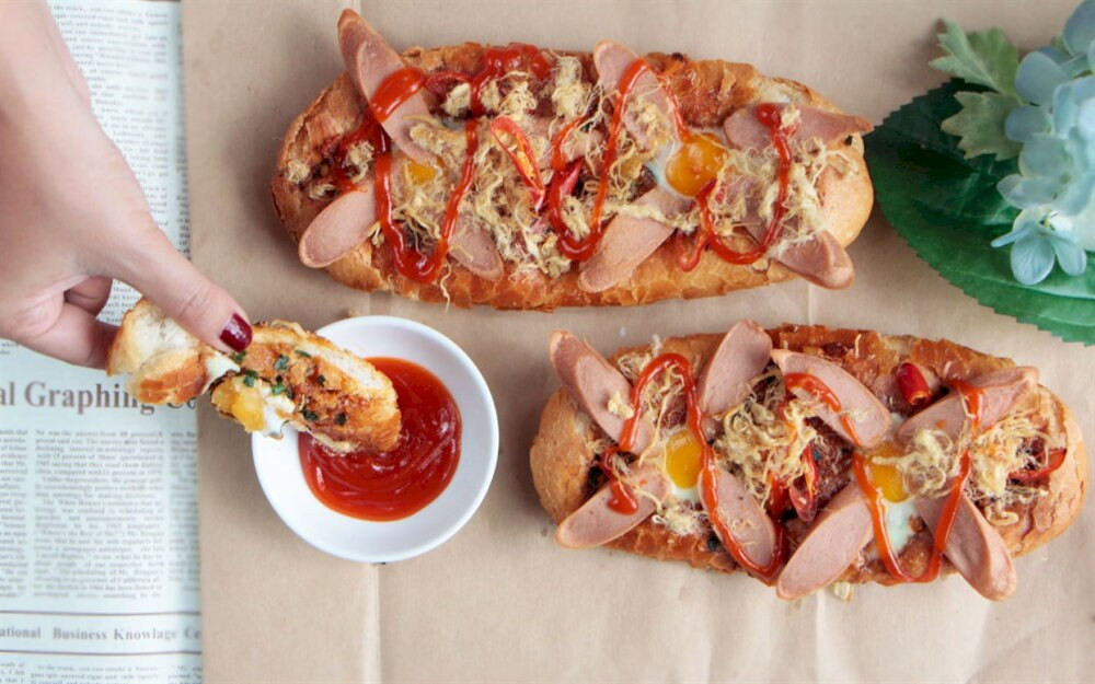 Bánh mì nướng muối ớt Nẫu Nè được chế biến theo phong cách truyền thống tại Đà Nẵng