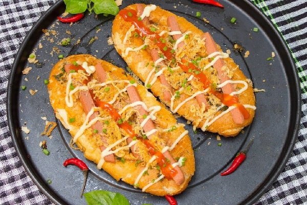 Bánh mì nướng muối ớt thơm giòn trên lò than