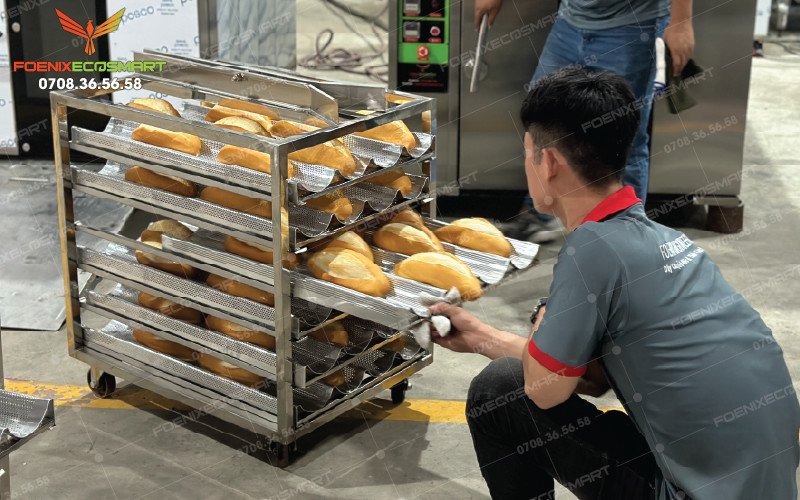 Bánh mì nướng xong từ lò xoay đạt độ vàng đều, thơm ngon