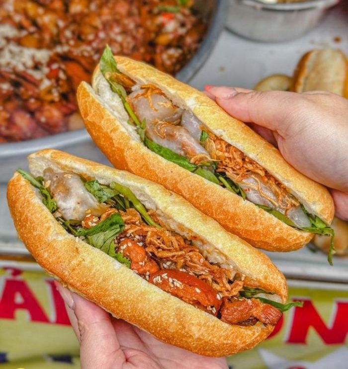 Bánh mì O Lệ đa dạng topping, nước sốt đặc trưng cho bánh mì ngon